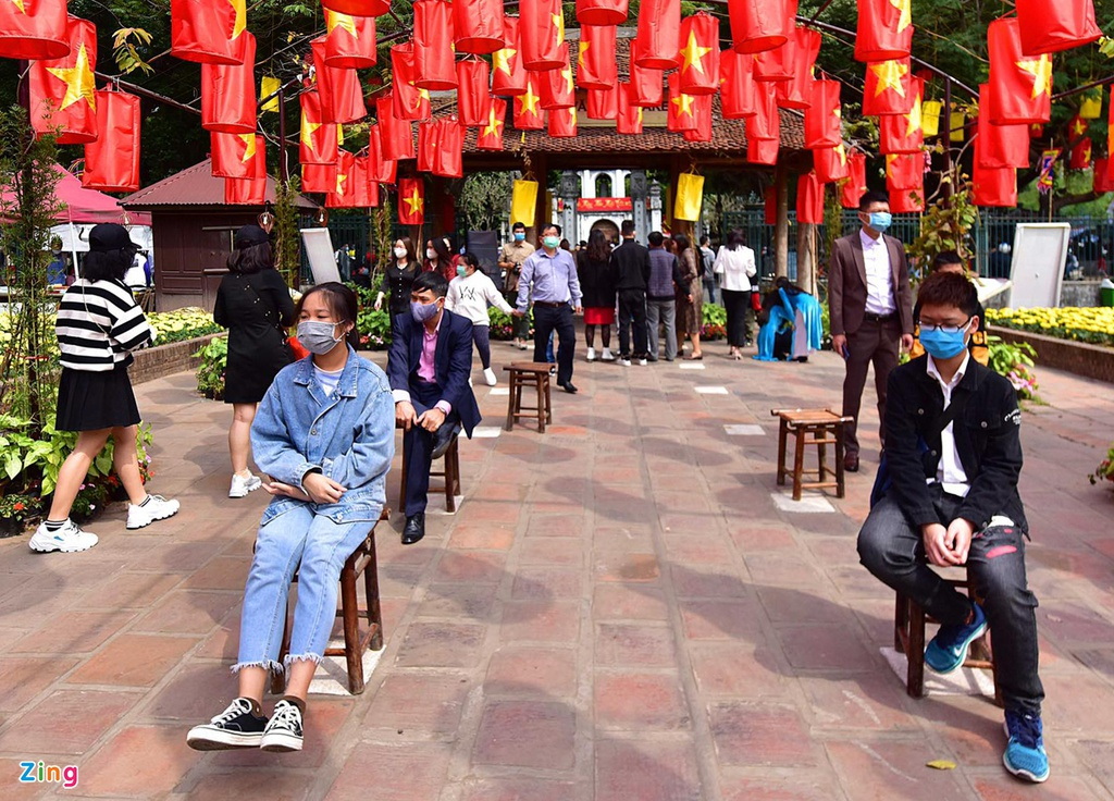 Calligraphers wear face masks, give words in Temple of Literature