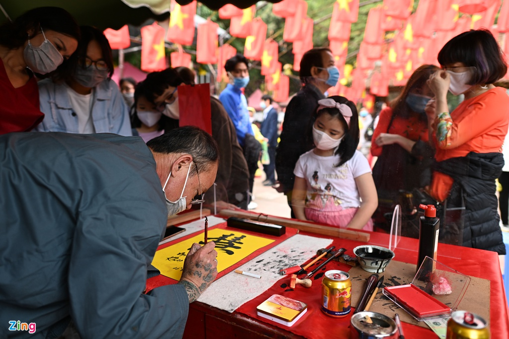 Calligraphers wear face masks, give words in Temple of Literature