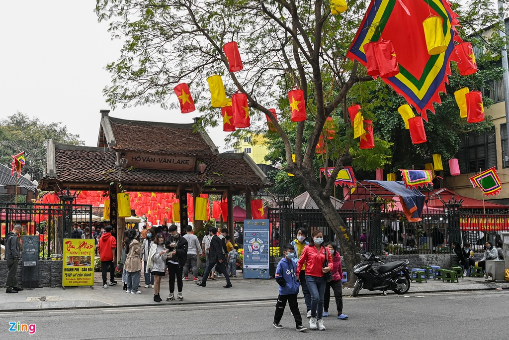 Calligraphers wear face masks, give words in Temple of Literature
