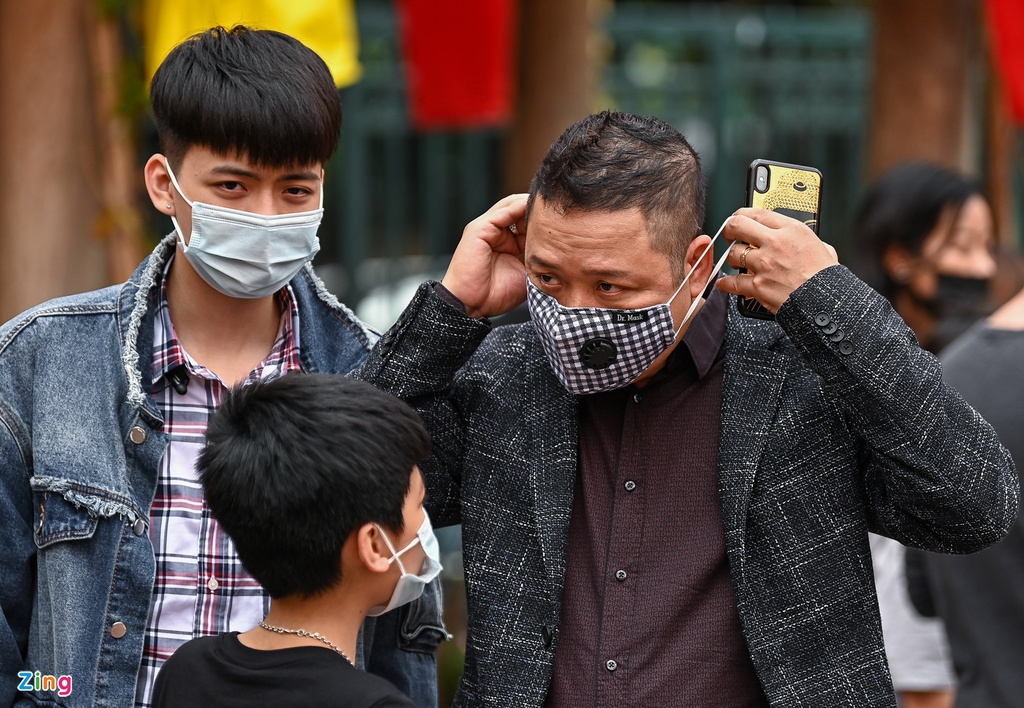 Calligraphers wear face masks, give words in Temple of Literature