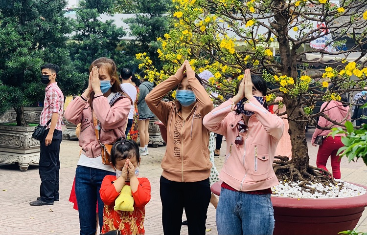 Calligraphers wear face masks, give words in Temple of Literature