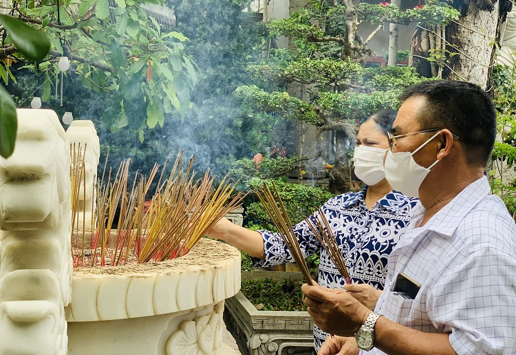 Calligraphers wear face masks, give words in Temple of Literature