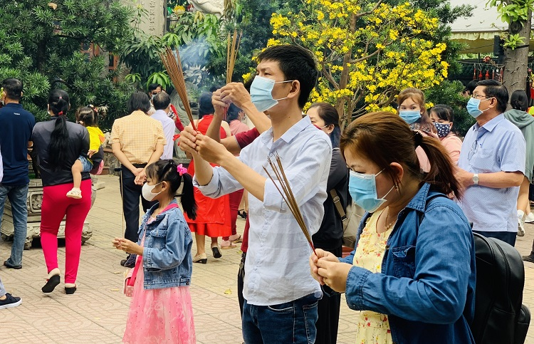 Calligraphers wear face masks, give words in Temple of Literature