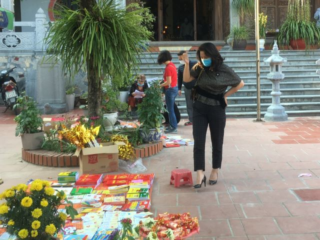 Calligraphers wear face masks, give words in Temple of Literature