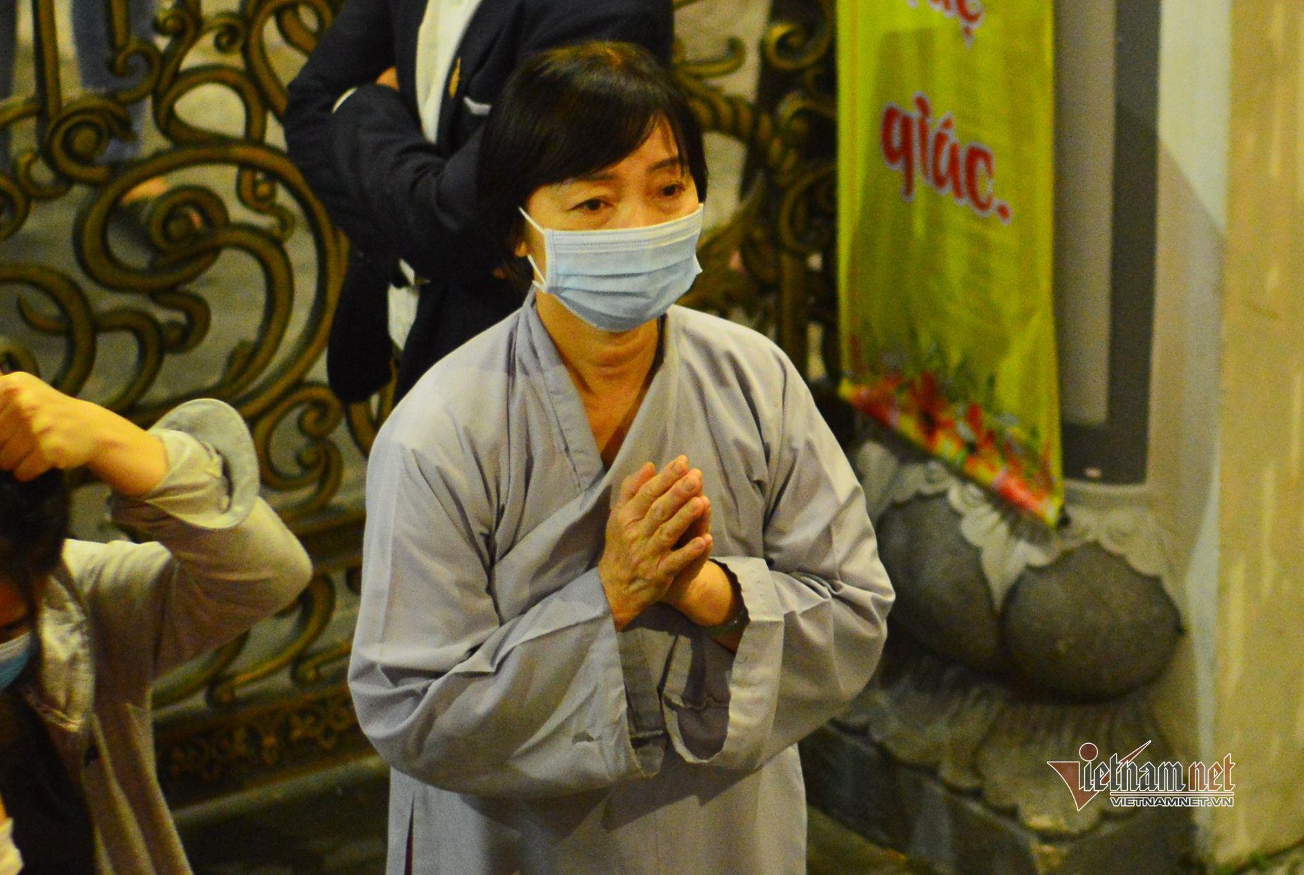 Calligraphers wear face masks, give words in Temple of Literature