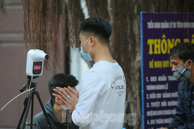 Youngsters flock to Ha pagoda to pray for love on Valentine’s Day