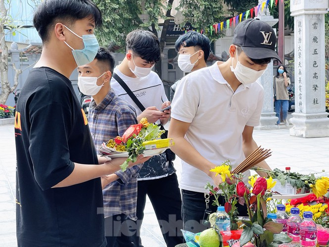 Youngsters flock to Ha pagoda to pray for love on Valentine’s Day