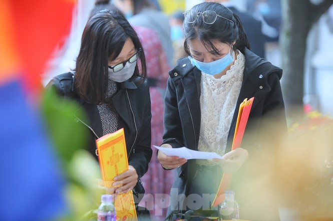 Youngsters flock to Ha pagoda to pray for love on Valentine’s Day