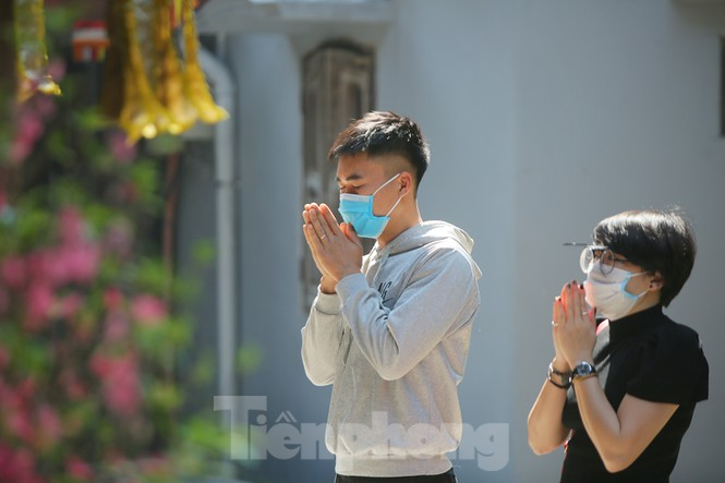 Youngsters flock to Ha pagoda to pray for love on Valentine’s Day