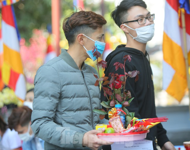 Youngsters flock to Ha pagoda to pray for love on Valentine’s Day