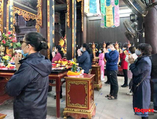 Youngsters flock to Ha pagoda to pray for love on Valentine’s Day