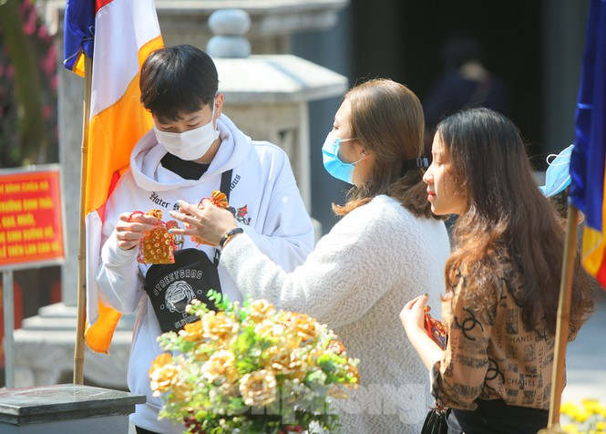 Youngsters flock to Ha pagoda to pray for love on Valentine’s Day