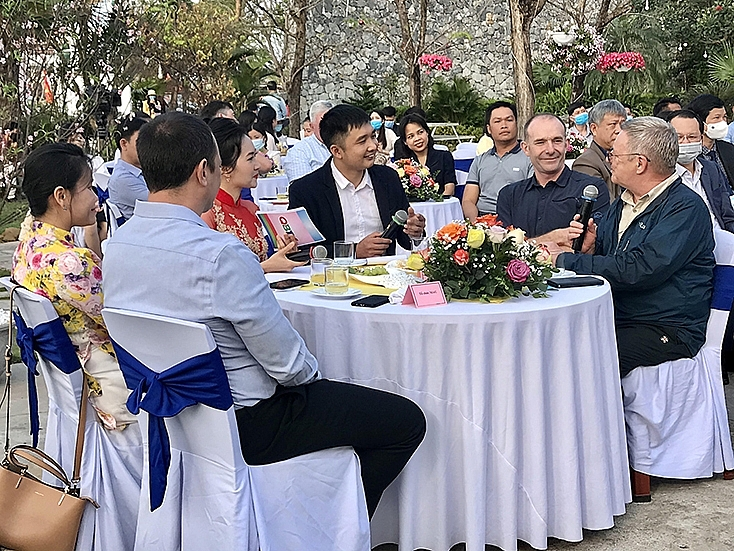 foreigners in quang binh eagerly participate in tet 2021 exchange program