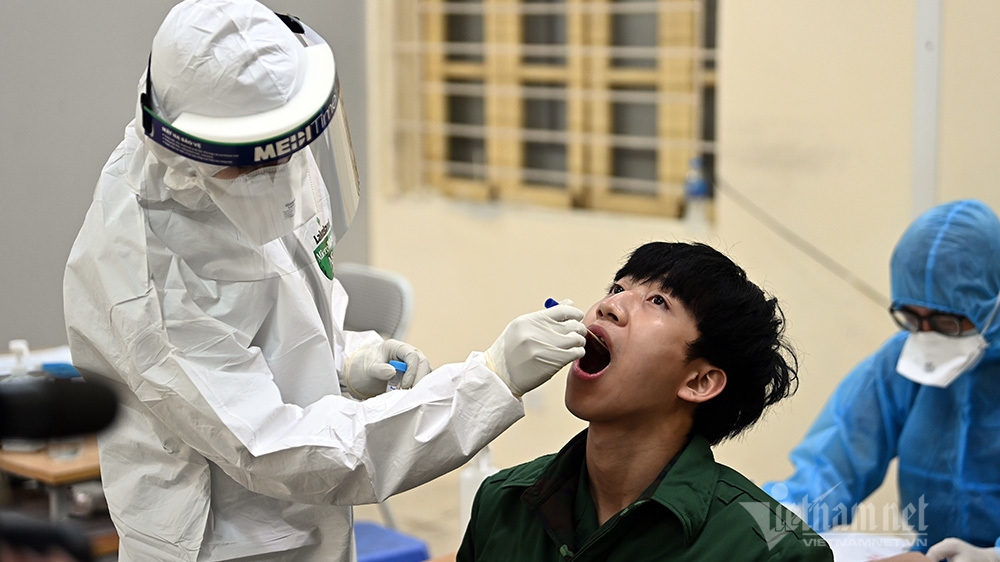 Photos: Thousands of military enlistees in Hanoi tested for Covid-19