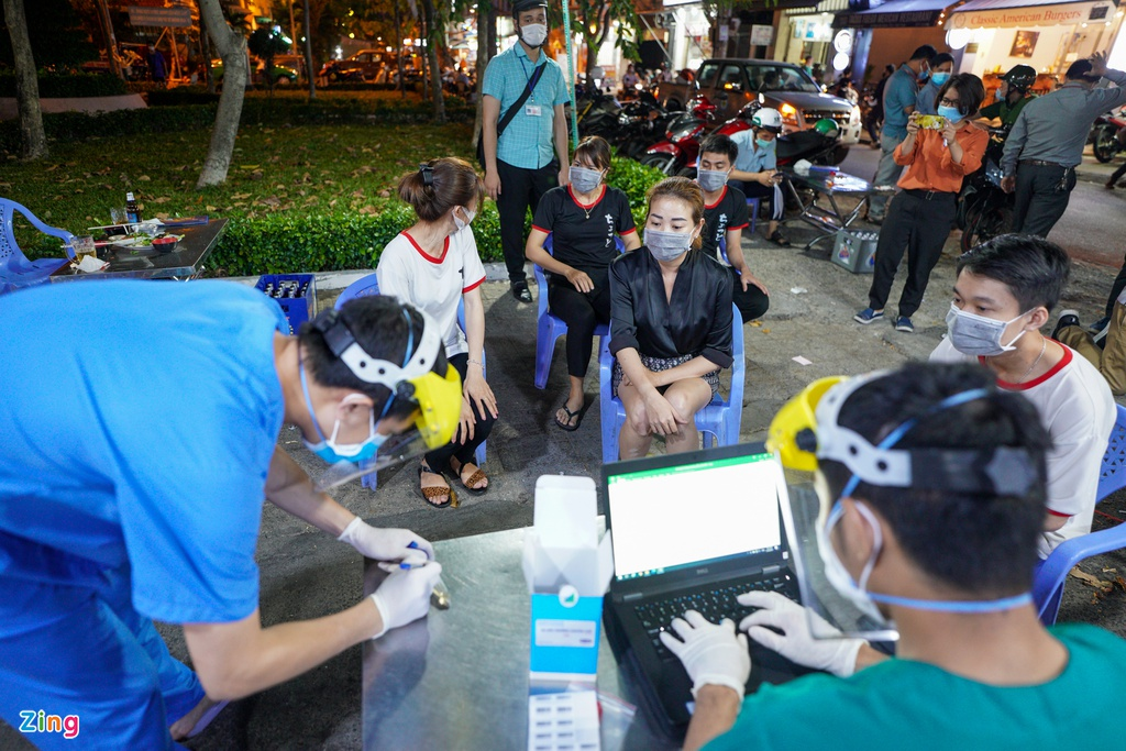 photos hcmc randomly tests covid 19 at restaurants