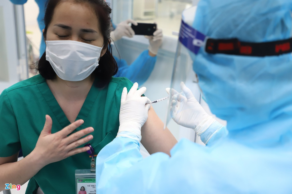 Photos: First shots of Covid-19 vaccine given to frontline medical workers today