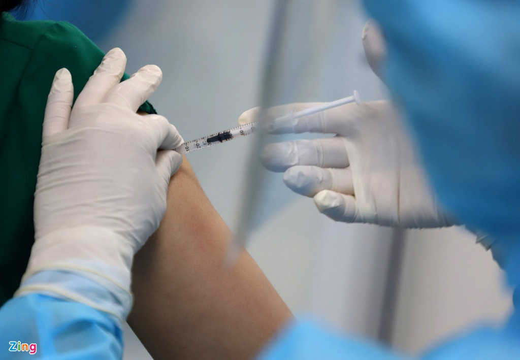 Photos: First shots of Covid-19 vaccine given to frontline medical workers today