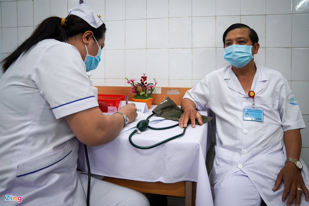 Photos: First shots of Covid-19 vaccine given to frontline medical workers today