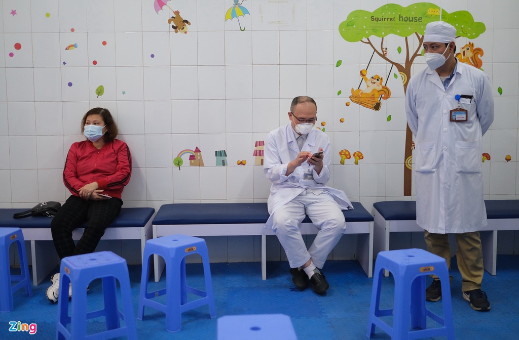 Photos: First shots of Covid-19 vaccine given to frontline medical workers today