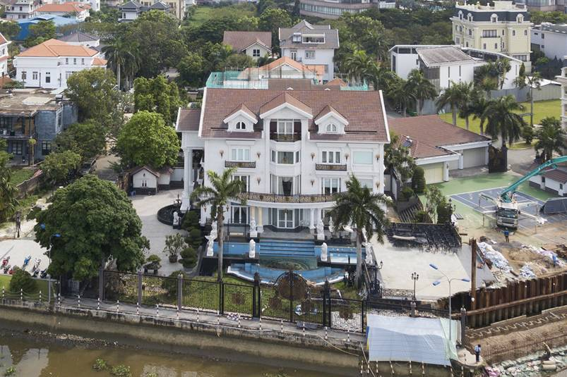 Admiring four gold-plated palaces of Vietnamese tycoons