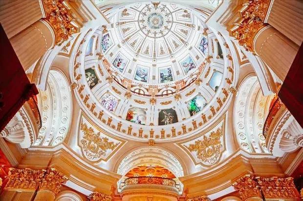 Admiring four gold-plated palaces of Vietnamese tycoons