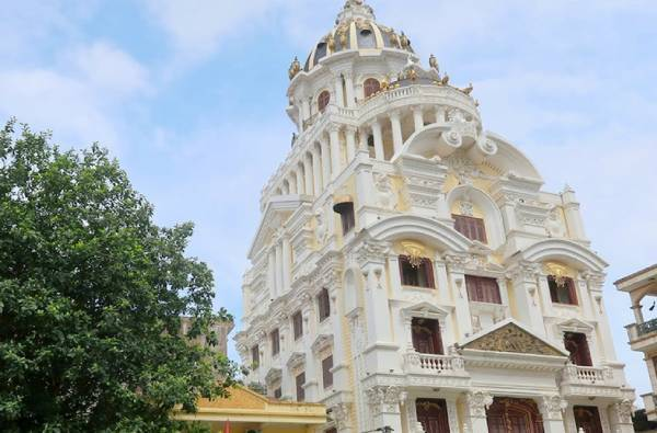 Admiring four gold-plated palaces of Vietnamese tycoons