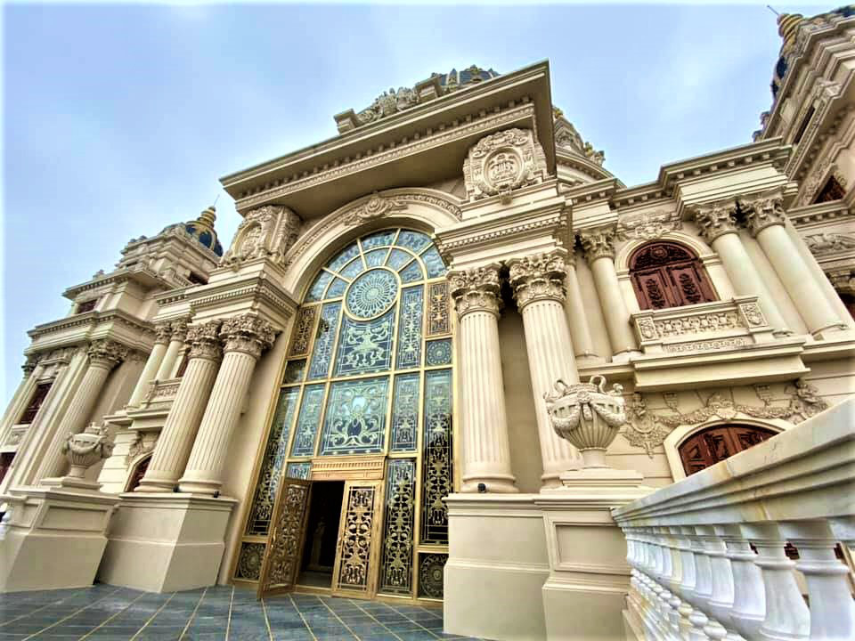 Admiring four gold-plated palaces of Vietnamese tycoons