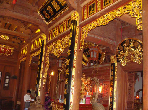 Admiring four gold-plated palaces of Vietnamese tycoons
