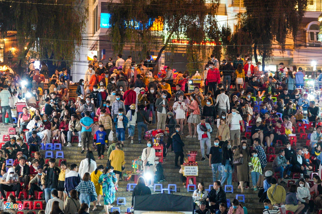 Tourist sites across Vietnam crowded again as Covid-19 situation subsides