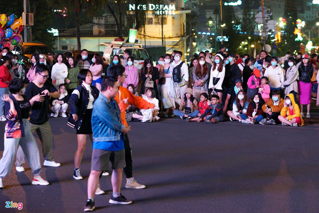 Tourist sites across Vietnam crowded again as Covid-19 situation subsides