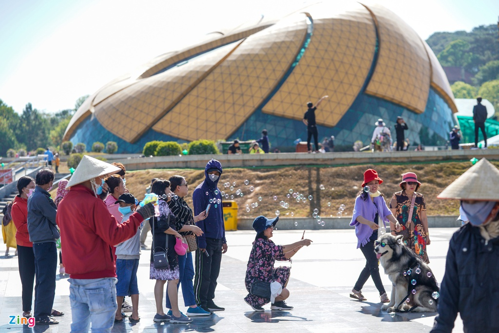 Tourist sites across Vietnam crowded again as Covid-19 situation subsides