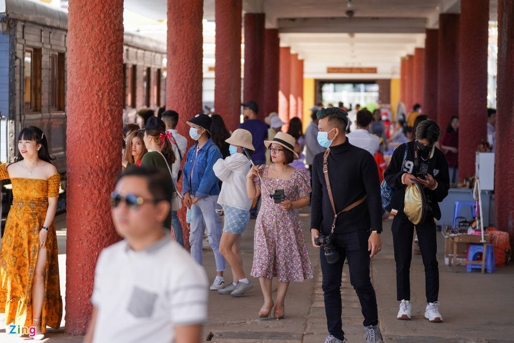 Tourist sites across Vietnam crowded again as Covid-19 situation subsides