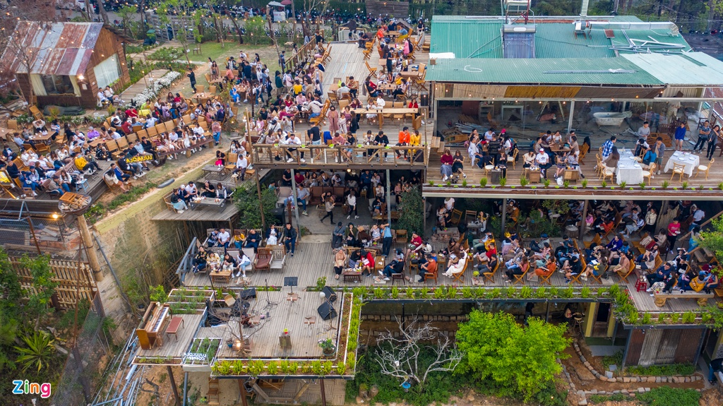 Tourist sites across Vietnam crowded again as Covid-19 situation subsides