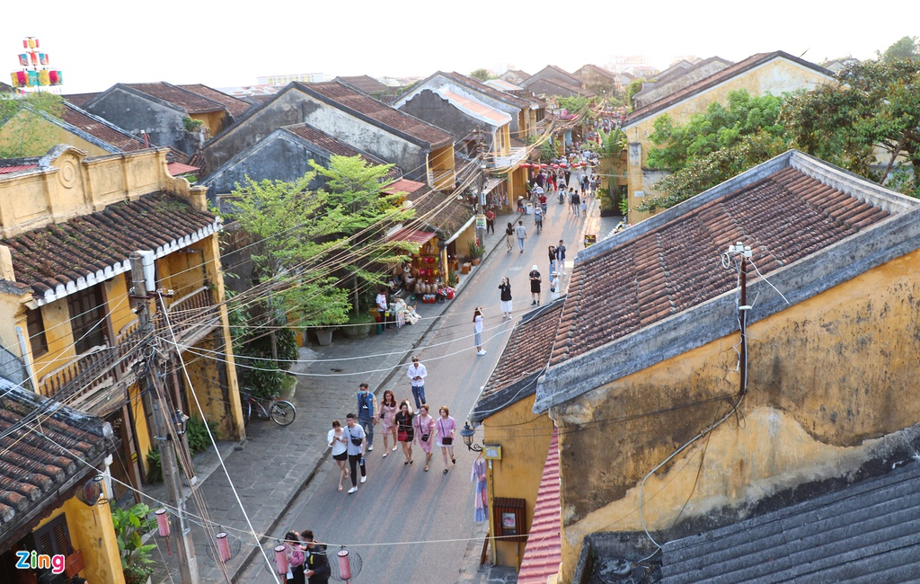 Tourist sites across Vietnam crowded again as Covid-19 situation subsides