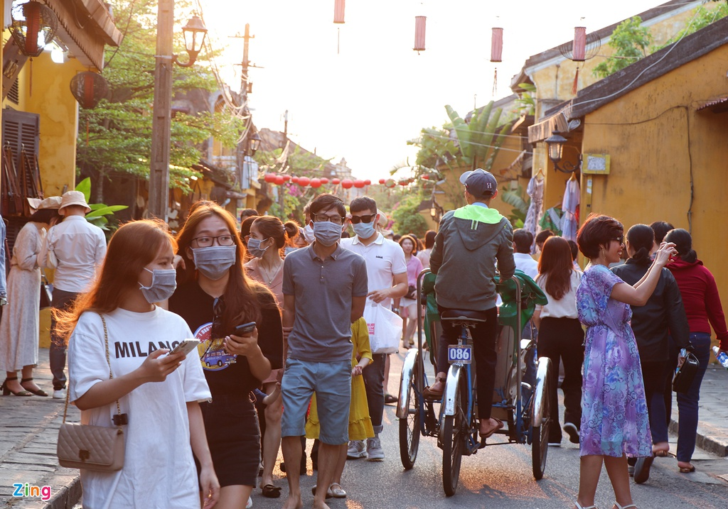 Tourist sites across Vietnam crowded again as Covid-19 situation subsides