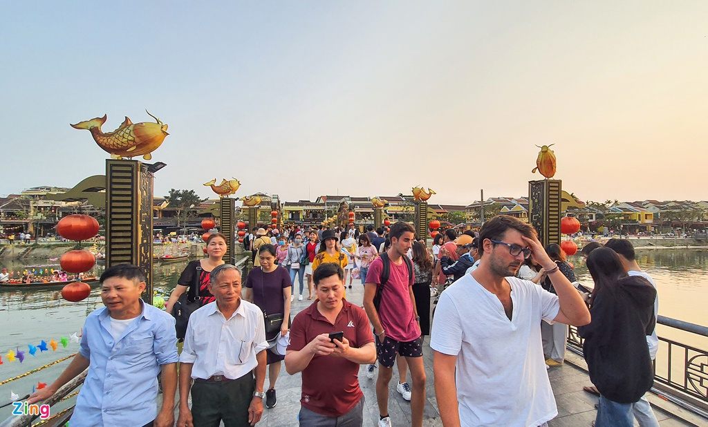 Tourist sites across Vietnam crowded again as Covid-19 situation subsides