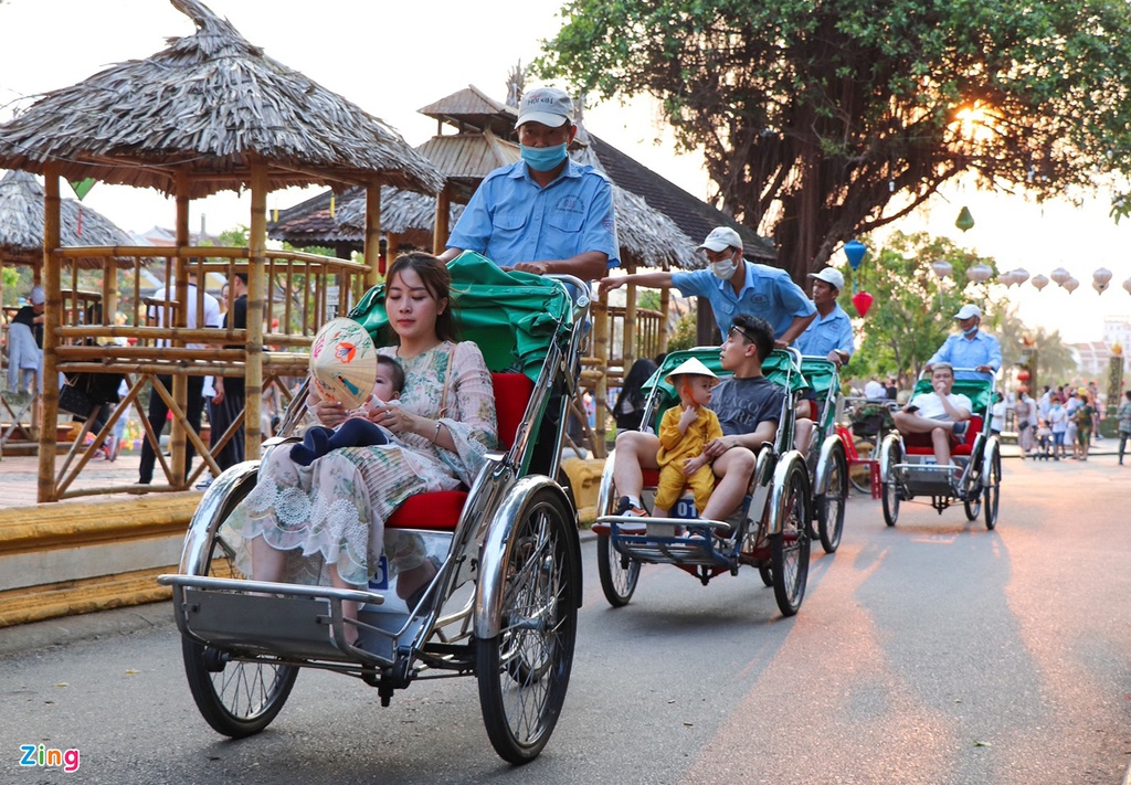 Tourist sites across Vietnam crowded again as Covid-19 situation subsides