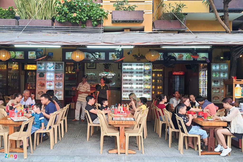 Tourist sites across Vietnam crowded again as Covid-19 situation subsides