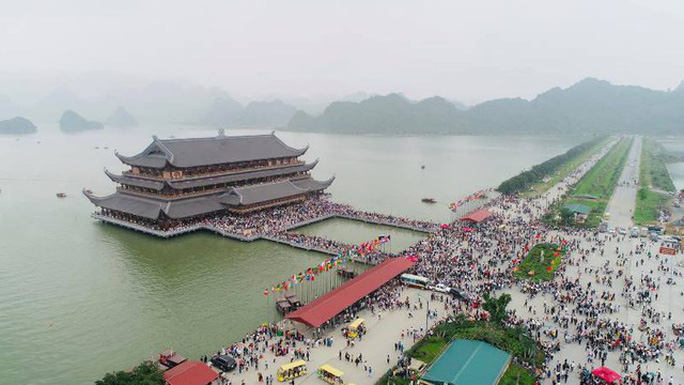 Tourist sites across Vietnam crowded again as Covid-19 situation subsides