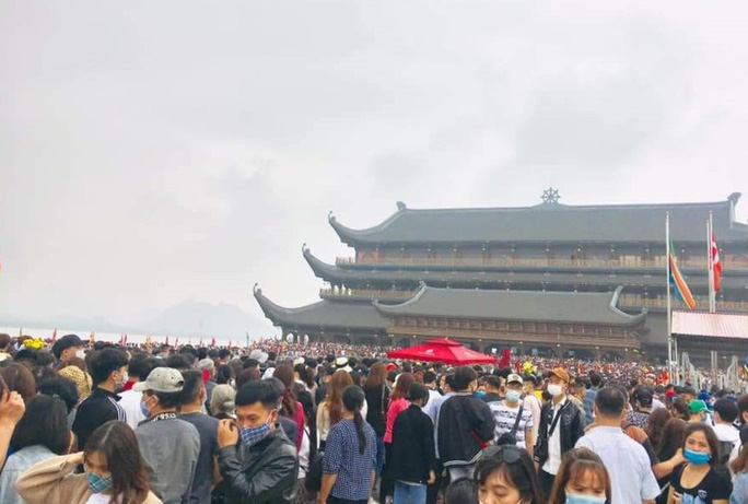 Tourist sites across Vietnam crowded again as Covid-19 situation subsides