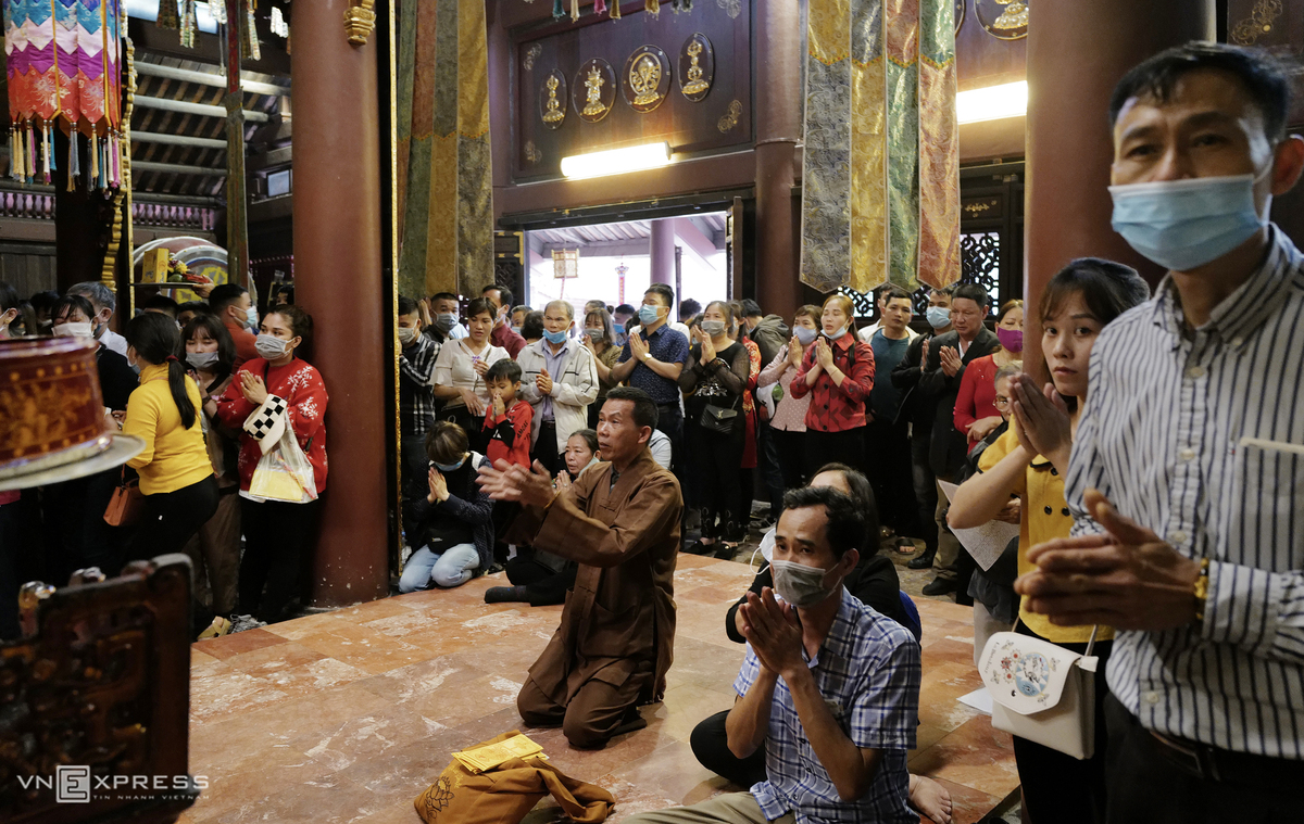 Tourist sites across Vietnam crowded again as Covid-19 situation subsides