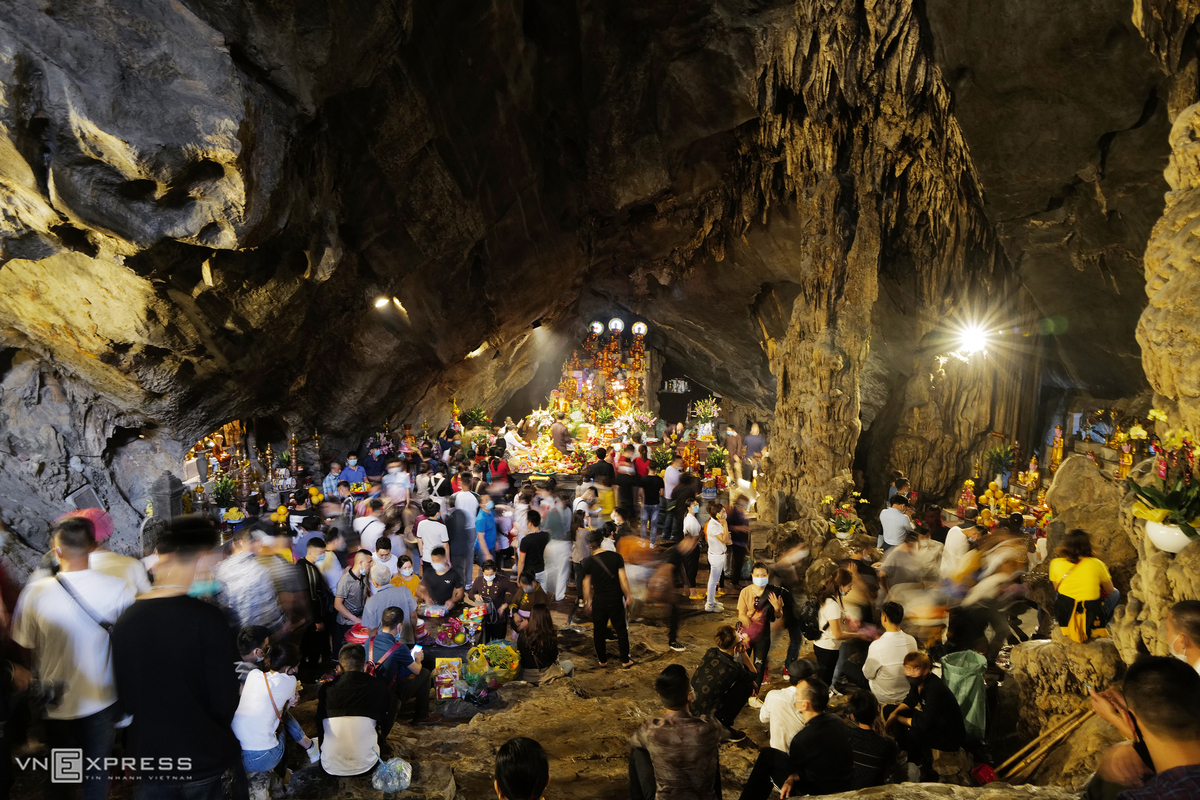 Tourist sites across Vietnam crowded again as Covid-19 situation subsides