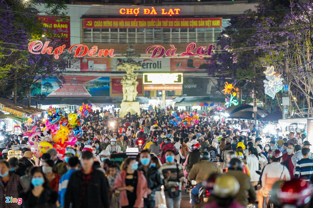 Tourist sites across Vietnam crowded again as Covid-19 situation subsides