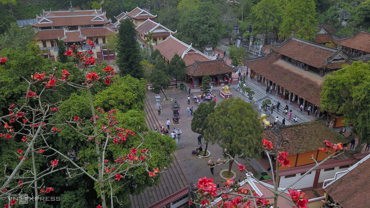 Hanoi dyed in red of silk cotton flowers