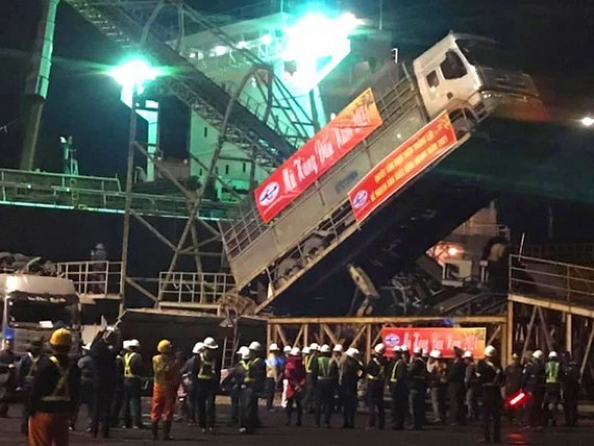Lao-Viet International Port receives first container ship