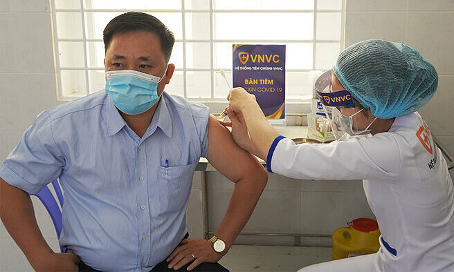 Vietnam adopts many measures to ensure Covid-19 AstraZeneca vaccination safety