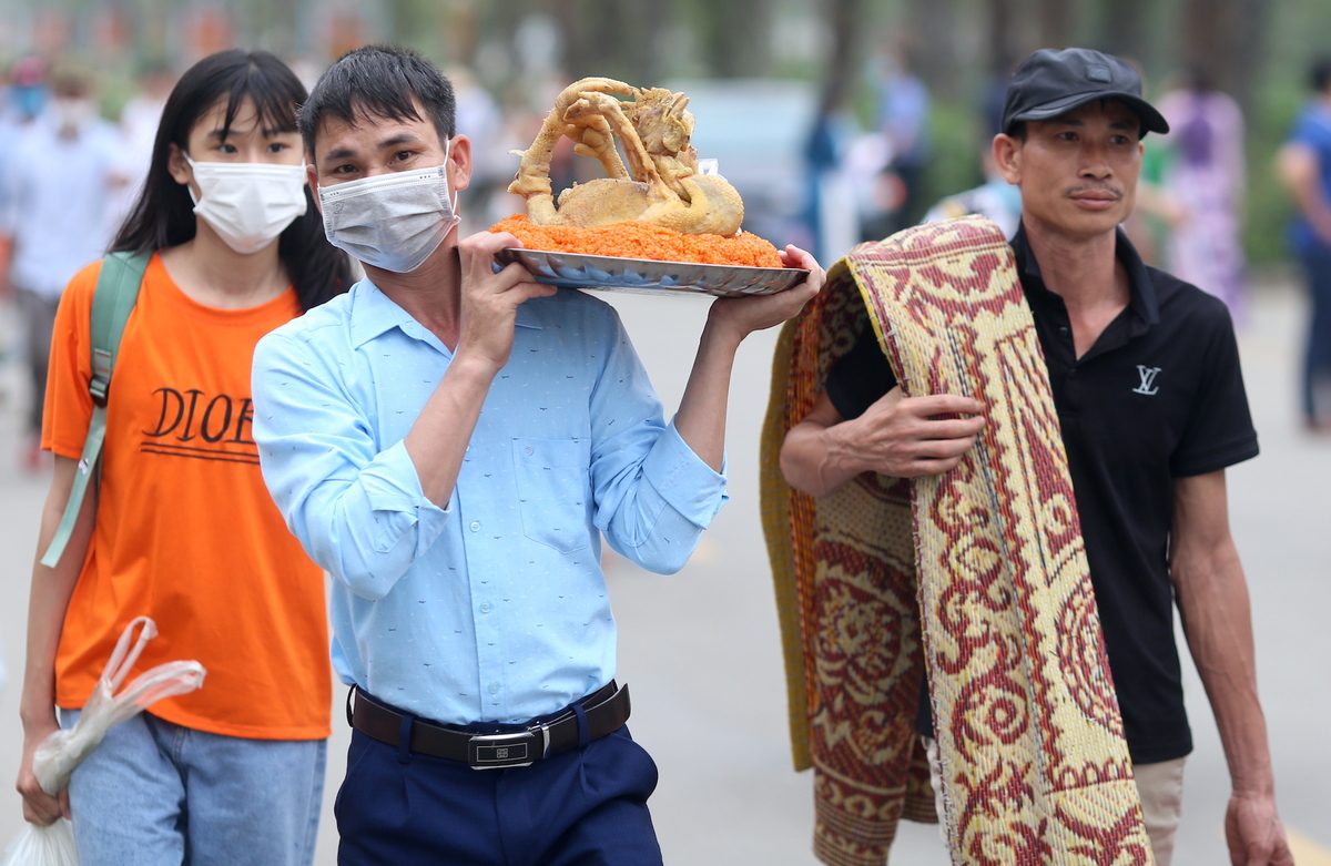 In Photos: Thousands of Vietnamese thronged to Hung Kings Temple from early morning