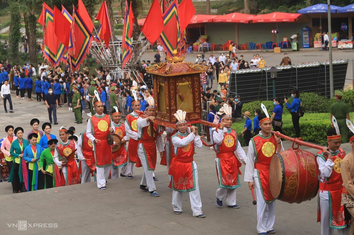 In Photos: Thousands of Vietnamese thronged to Hung Kings Temple from early morning