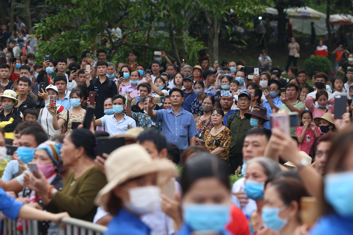 In Photos: Thousands of Vietnamese thronged to Hung Kings Temple from early morning