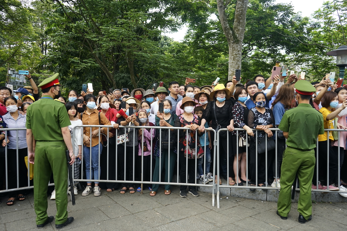In Photos: Thousands of Vietnamese thronged to Hung Kings Temple from early morning